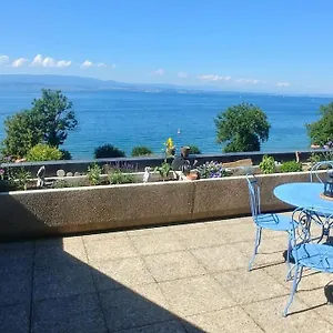 Lakefront. Pieds Dans L'eau. View&direct Access To The Lake. Appartement